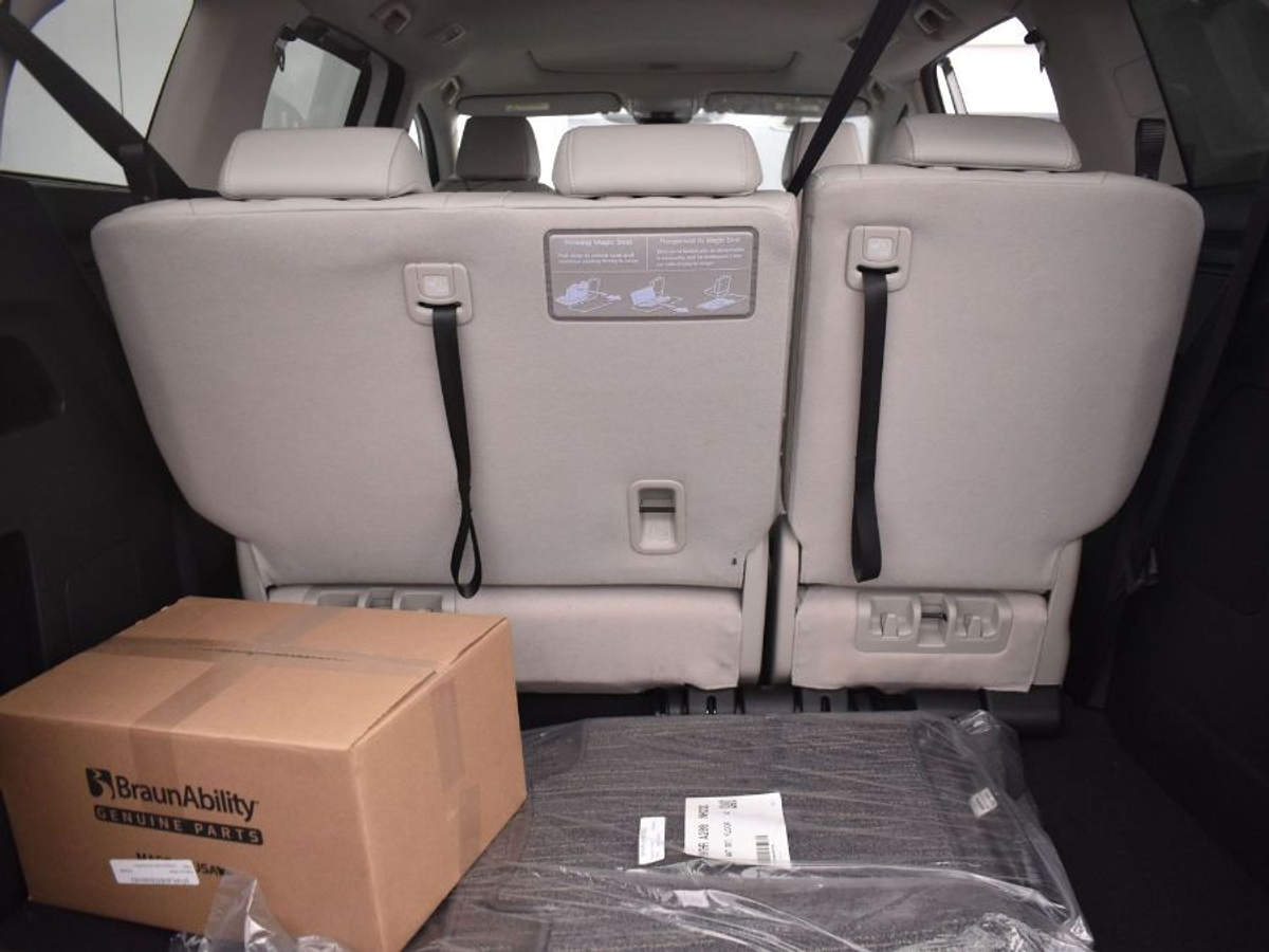 White Honda Odyssey image number 13