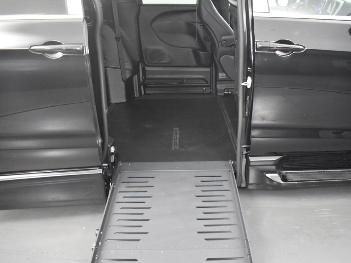 Black Chrysler Pacifica image number 11