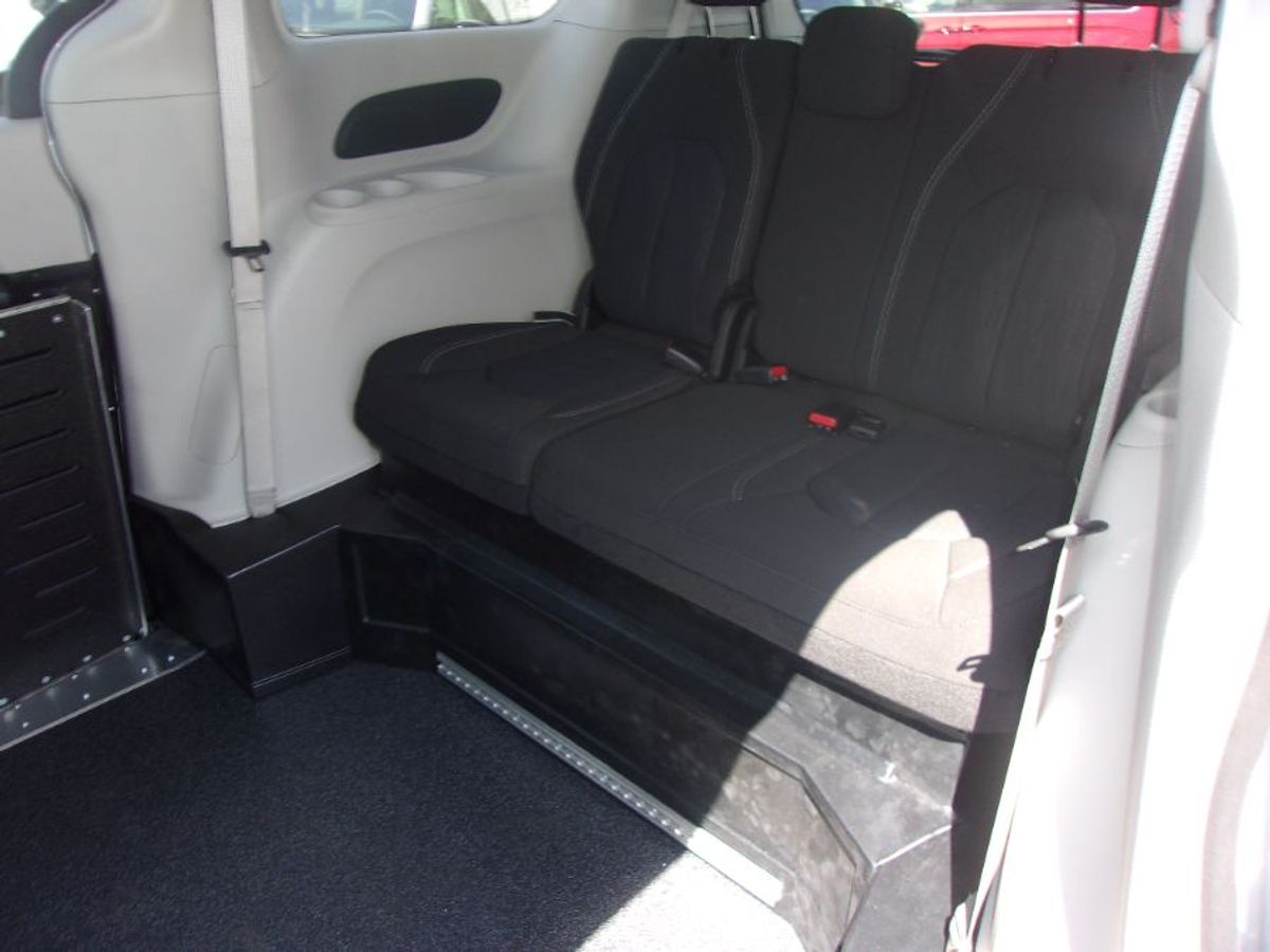 2024 CHRYSLER VOYAGER - Image 15