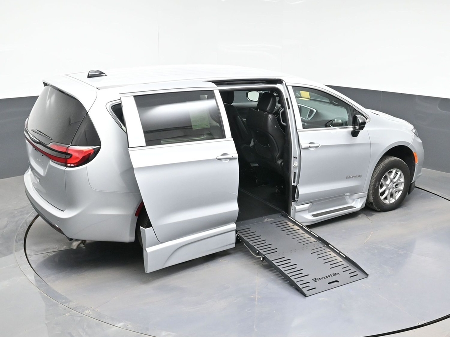 New 2026 Chrysler Pacifica Select Safety - BraunAbility Side Entry Fold Out Automatic Ramp