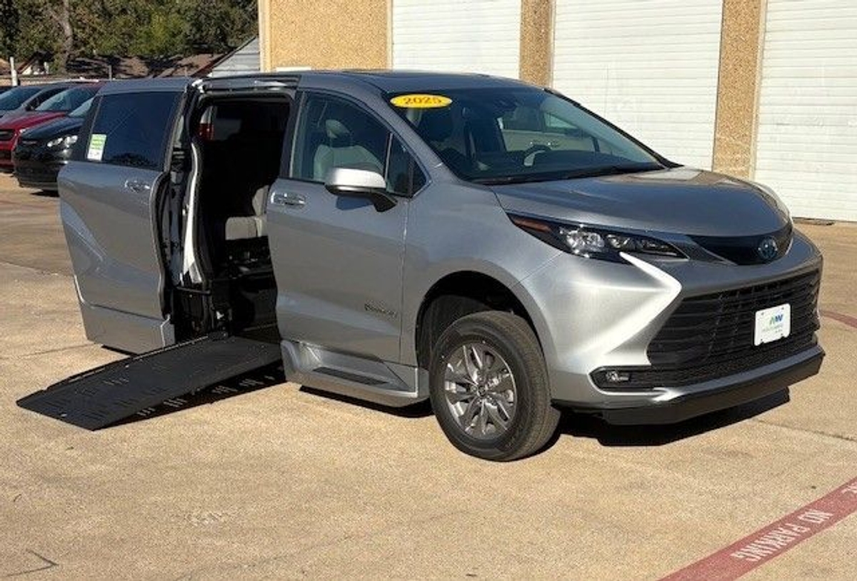 2025 TOYOTA SIENNA - Image 4