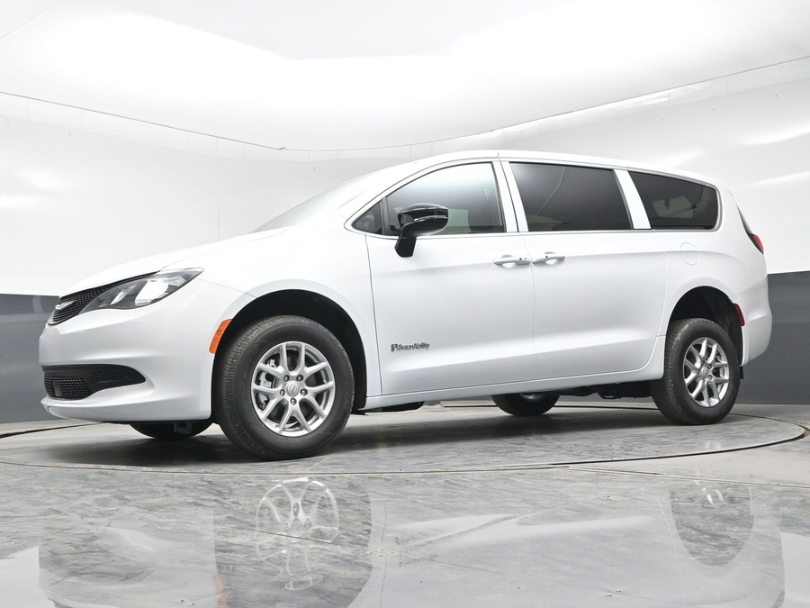 White Chrysler Voyager image number 23