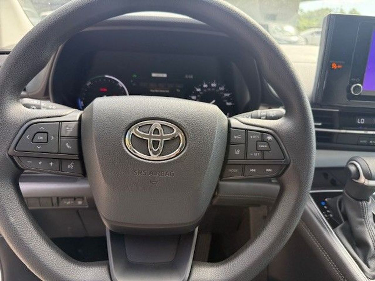 White Toyota Sienna image number 12