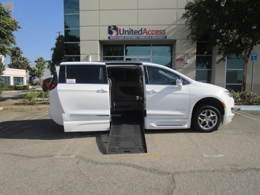Used 2017 Chrysler Pacifica Limited - BraunAbility Side Entry Fold Out Automatic Ramp