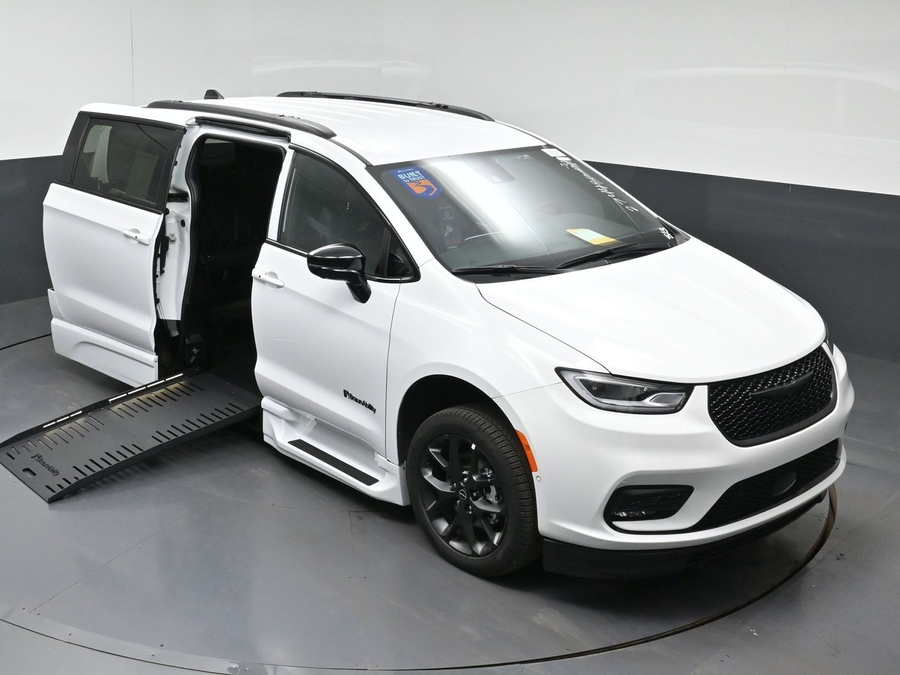 New 2026 Chrysler Pacifica Select Sport - BraunAbility Side Entry Fold Out Automatic Ramp