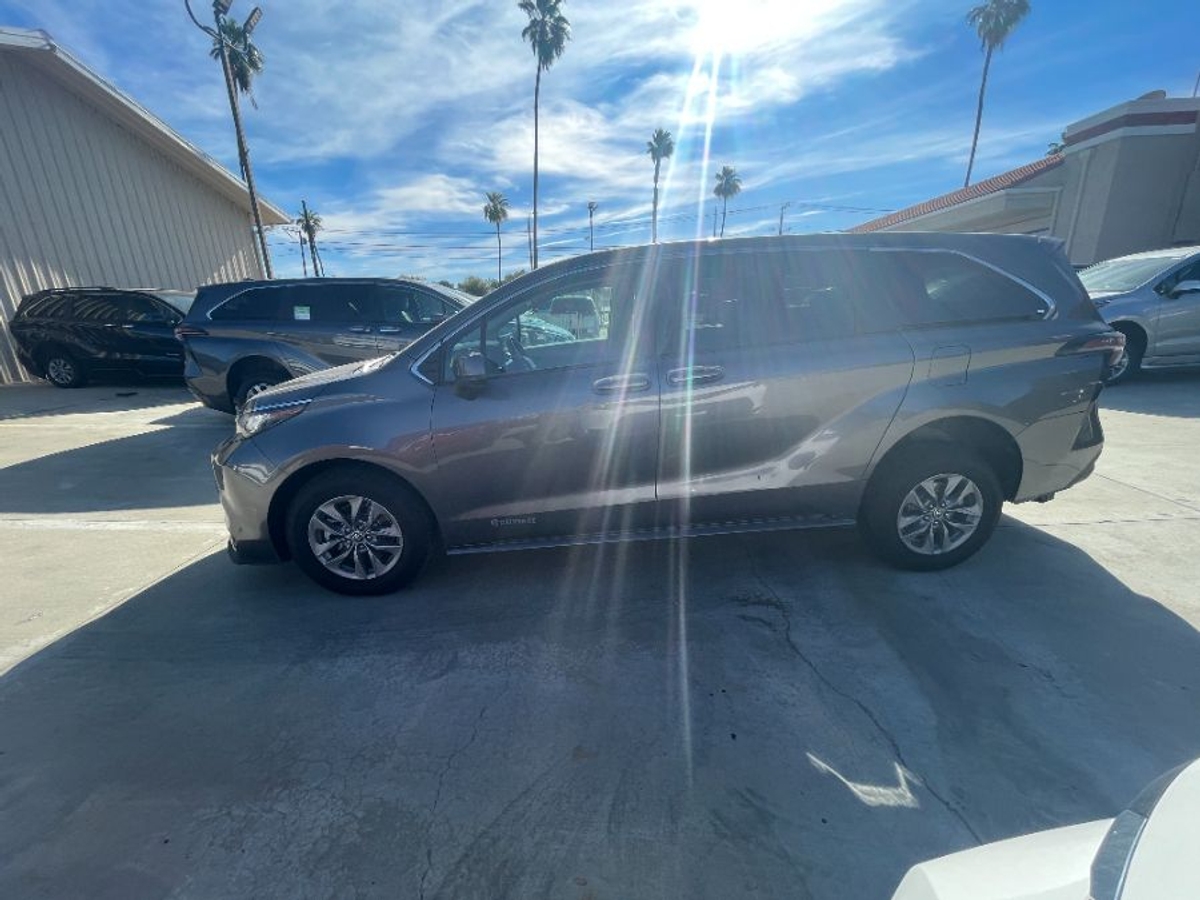 2023 TOYOTA SIENNA - Image 11