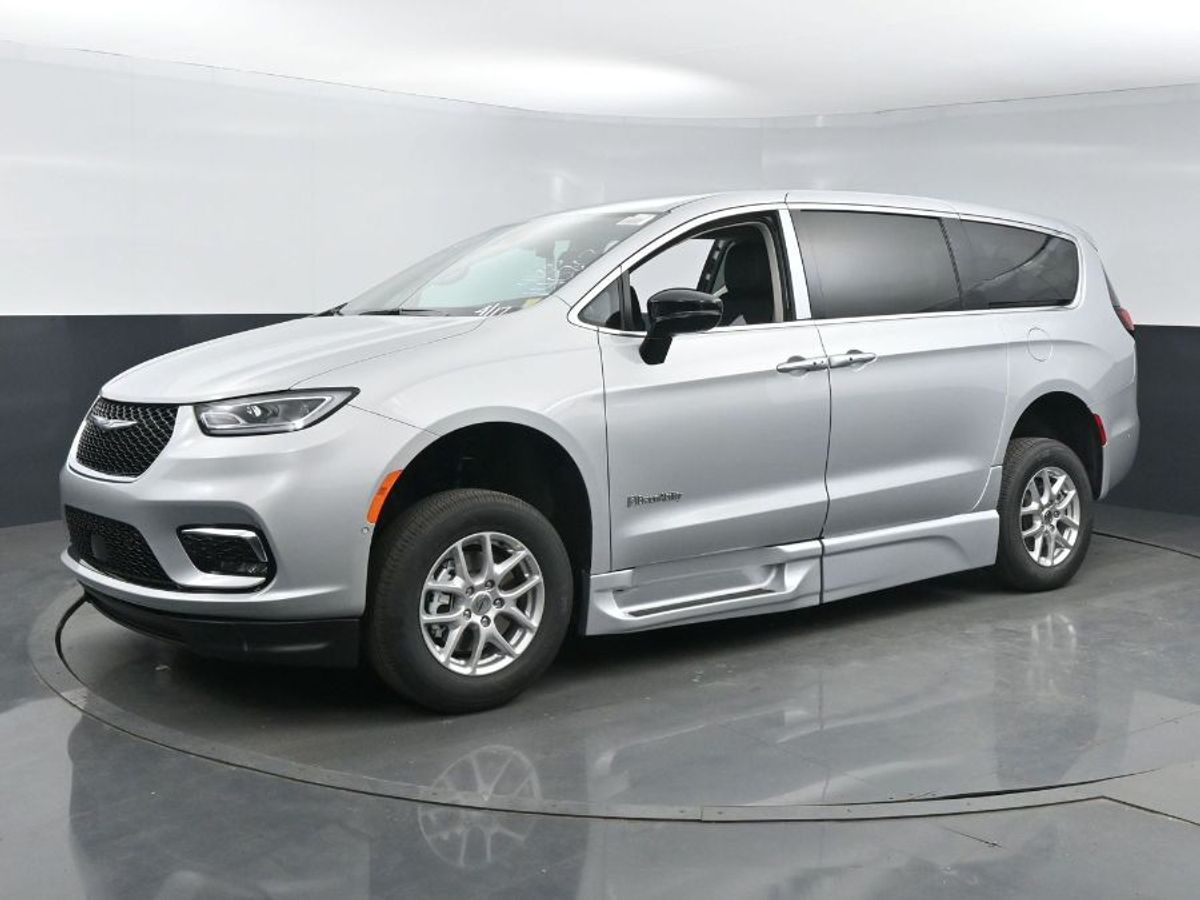 Silver Chrysler Pacifica image number 19