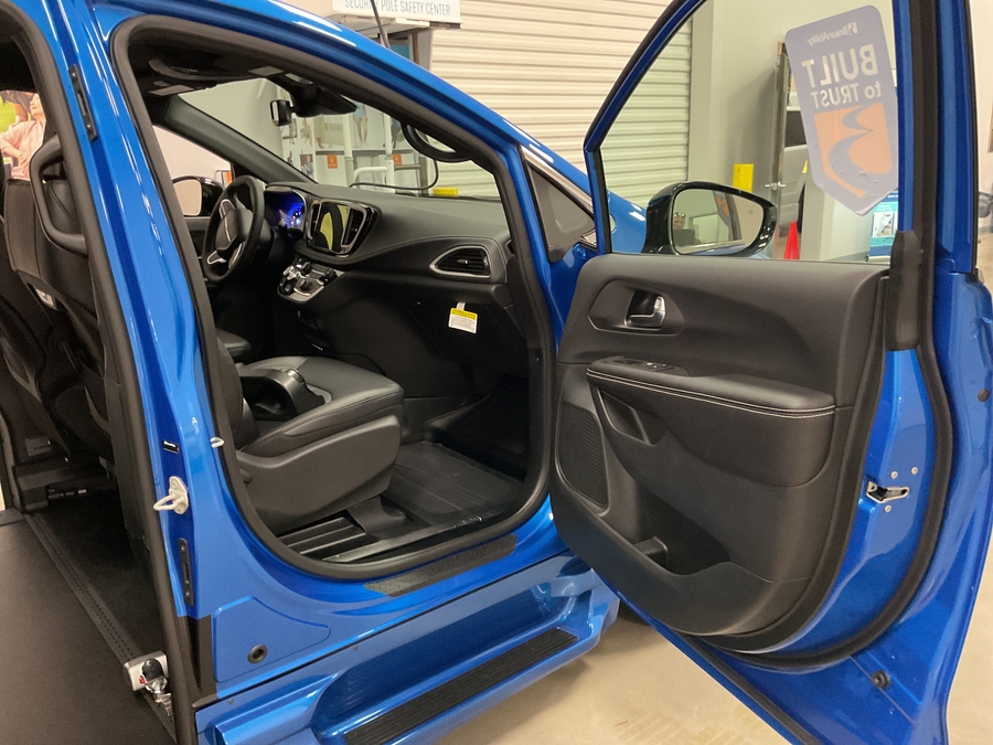 Blue Chrysler Pacifica image number 8