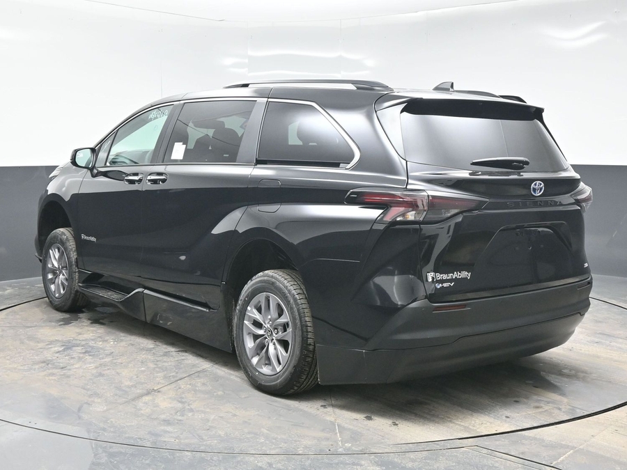 Black Toyota Sienna image number 4