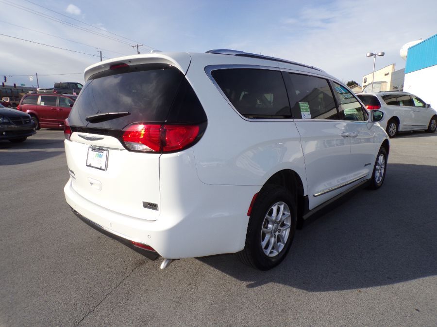 White Chrysler Pacifica image number 15