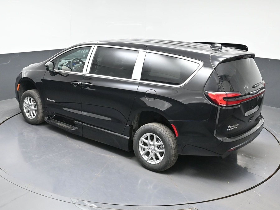 Black Chrysler Pacifica image number 15