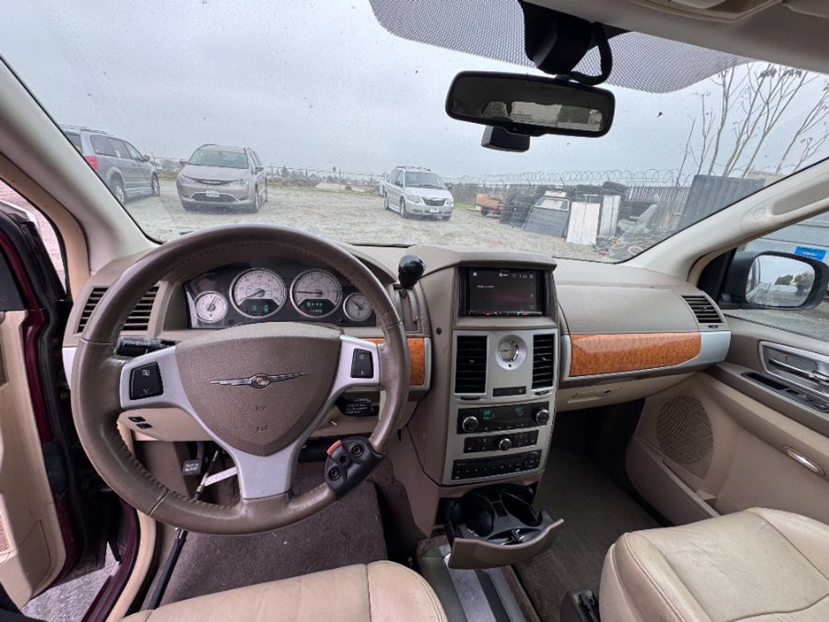 2009 CHRYSLER TOWN AND COUNTRY - Image 3