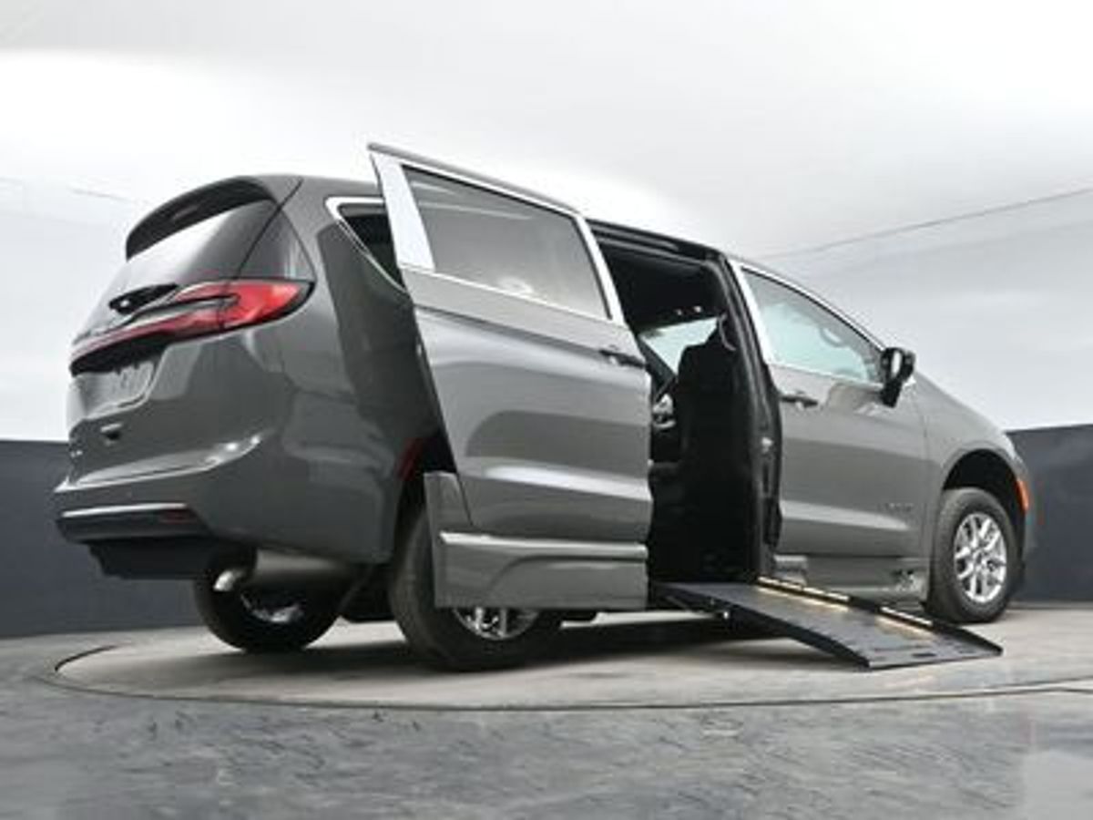 Grey Chrysler Pacifica image number 6