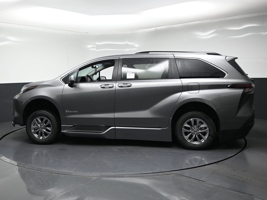 New 2026 Toyota Sienna Hybrid XLE Base - BraunAbility Side Entry Fold Out Automatic Ramp