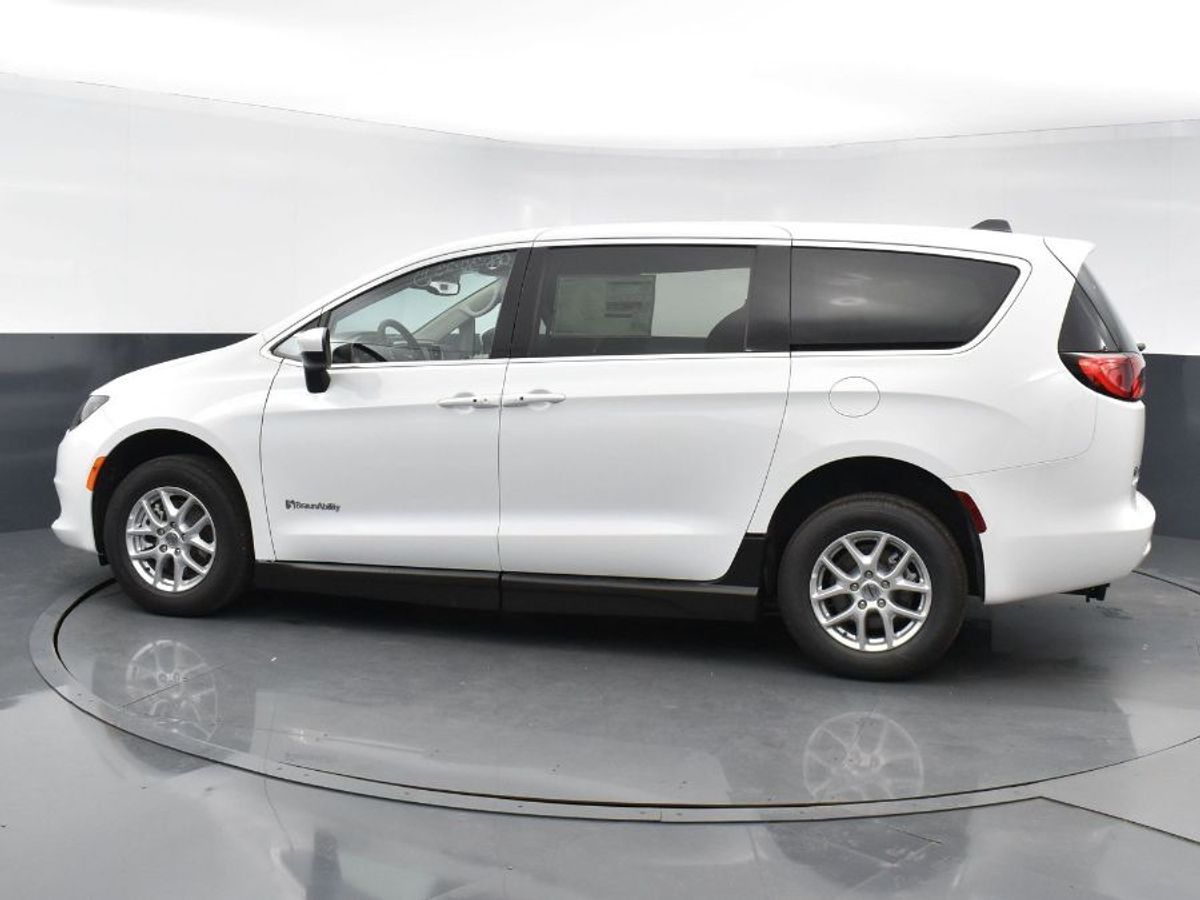 White Chrysler Voyager image number 9