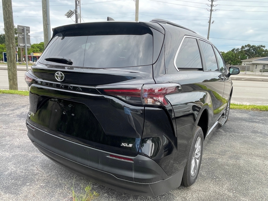 Black Toyota Sienna image number 3