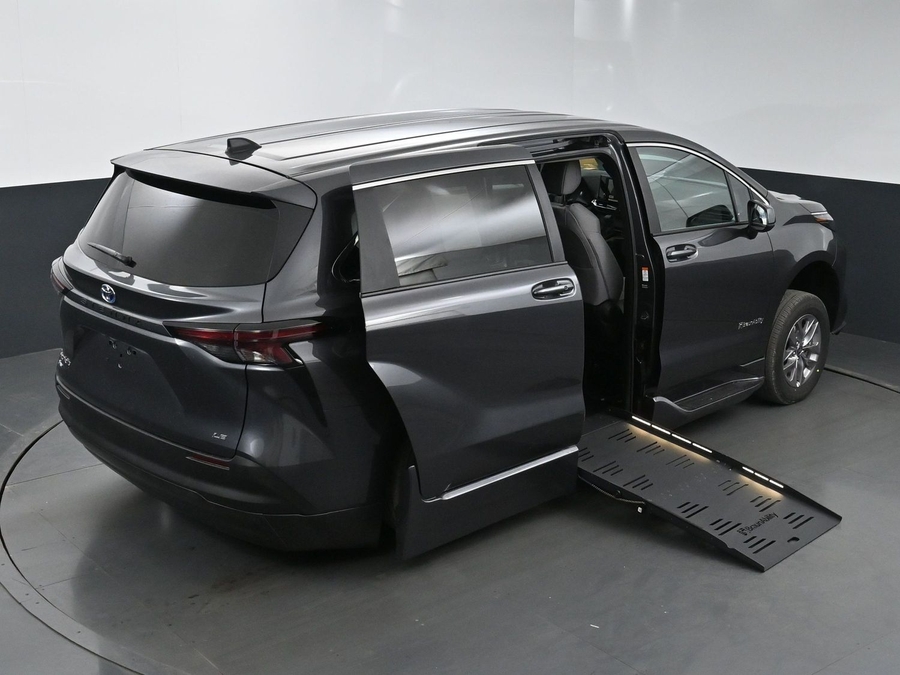 New 2025 Toyota Sienna Hybrid LE - BraunAbility Side Entry Entry Fold Out Automatic Ramp