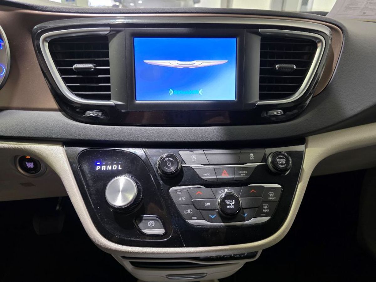 White Chrysler Voyager image number 28