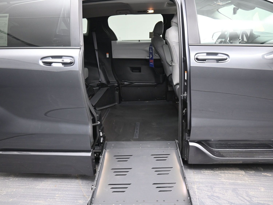 Grey Toyota Sienna image number 24