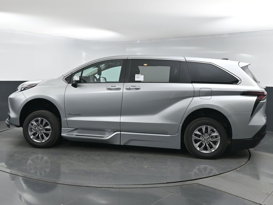 New 2025 Toyota Sienna Hybrid XLE Base - BraunAbility Side Entry Entry In Floor Automatic Ramp
