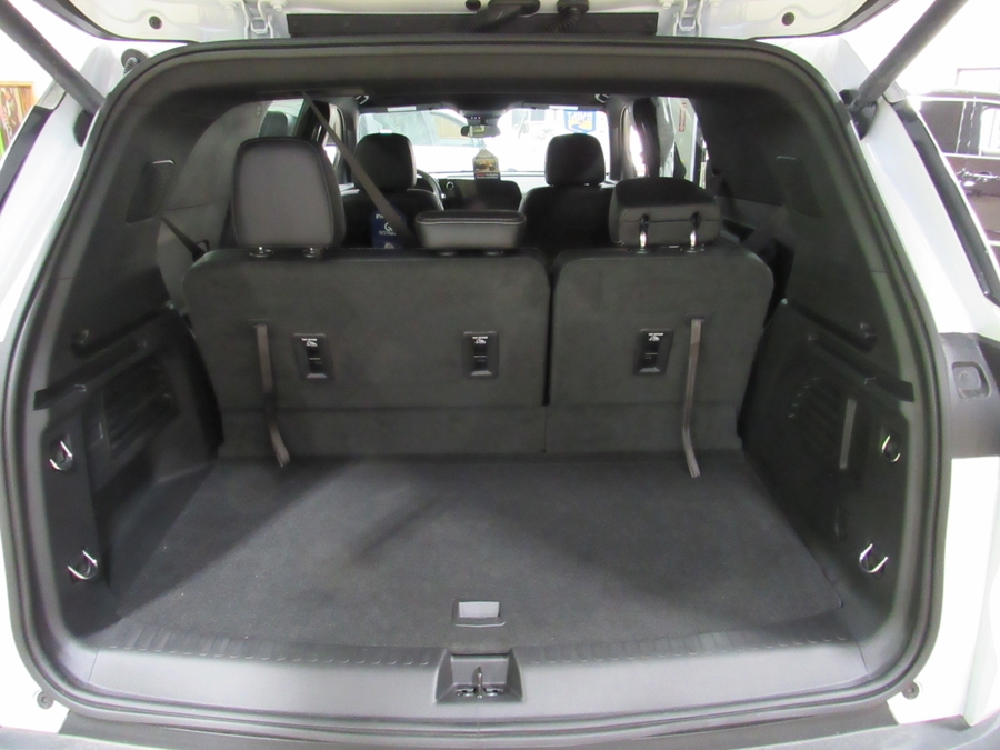 White Chevrolet Traverse image number 13