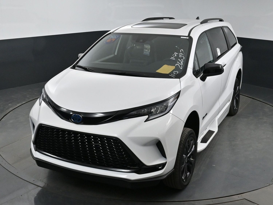 New 2025 Toyota Sienna Hybrid XSE Sport - BraunAbility Side Entry Entry Fold Out Automatic Ramp