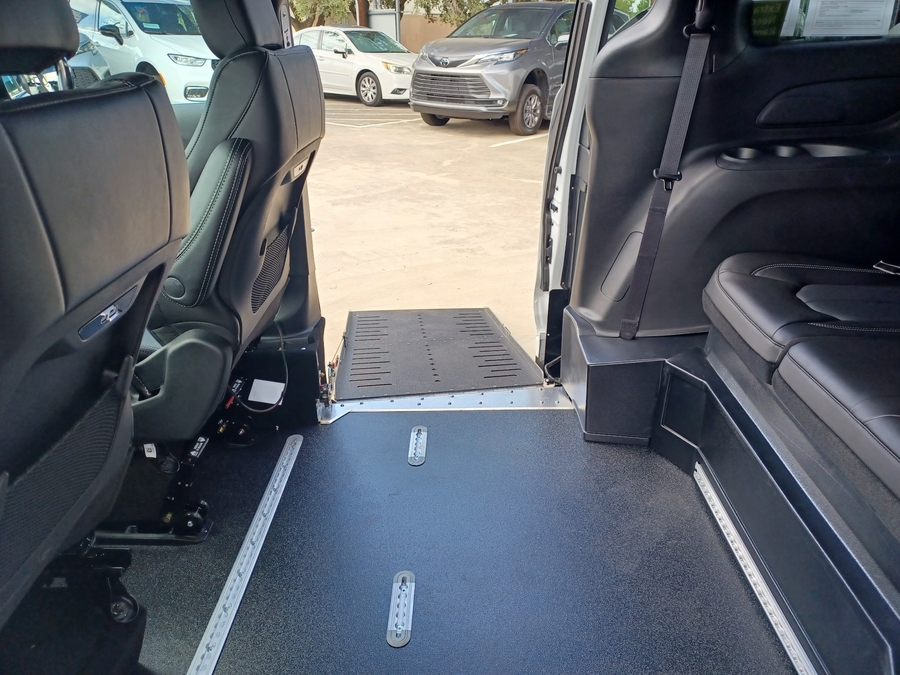 Black Chrysler Pacifica image number 3
