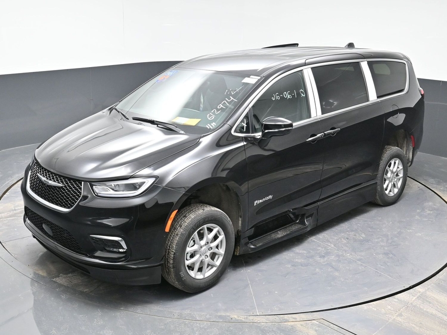 Black Chrysler Pacifica image number 12