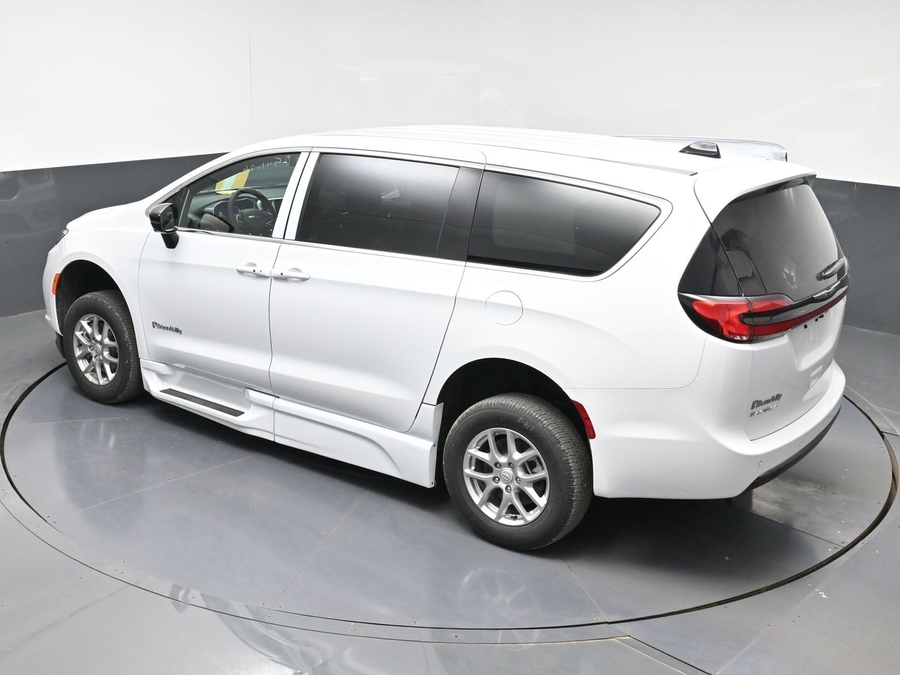White Chrysler Pacifica image number 21