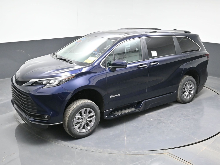 New 2026 Toyota Sienna Hybrid XLE Base - BraunAbility Side Entry Entry Fold Out Automatic Ramp
