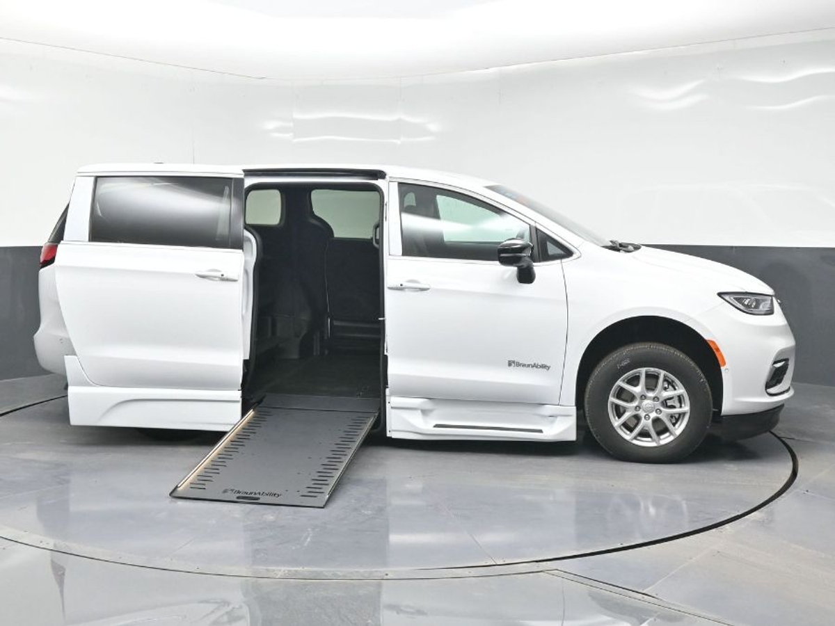 White Chrysler Pacifica image number 7