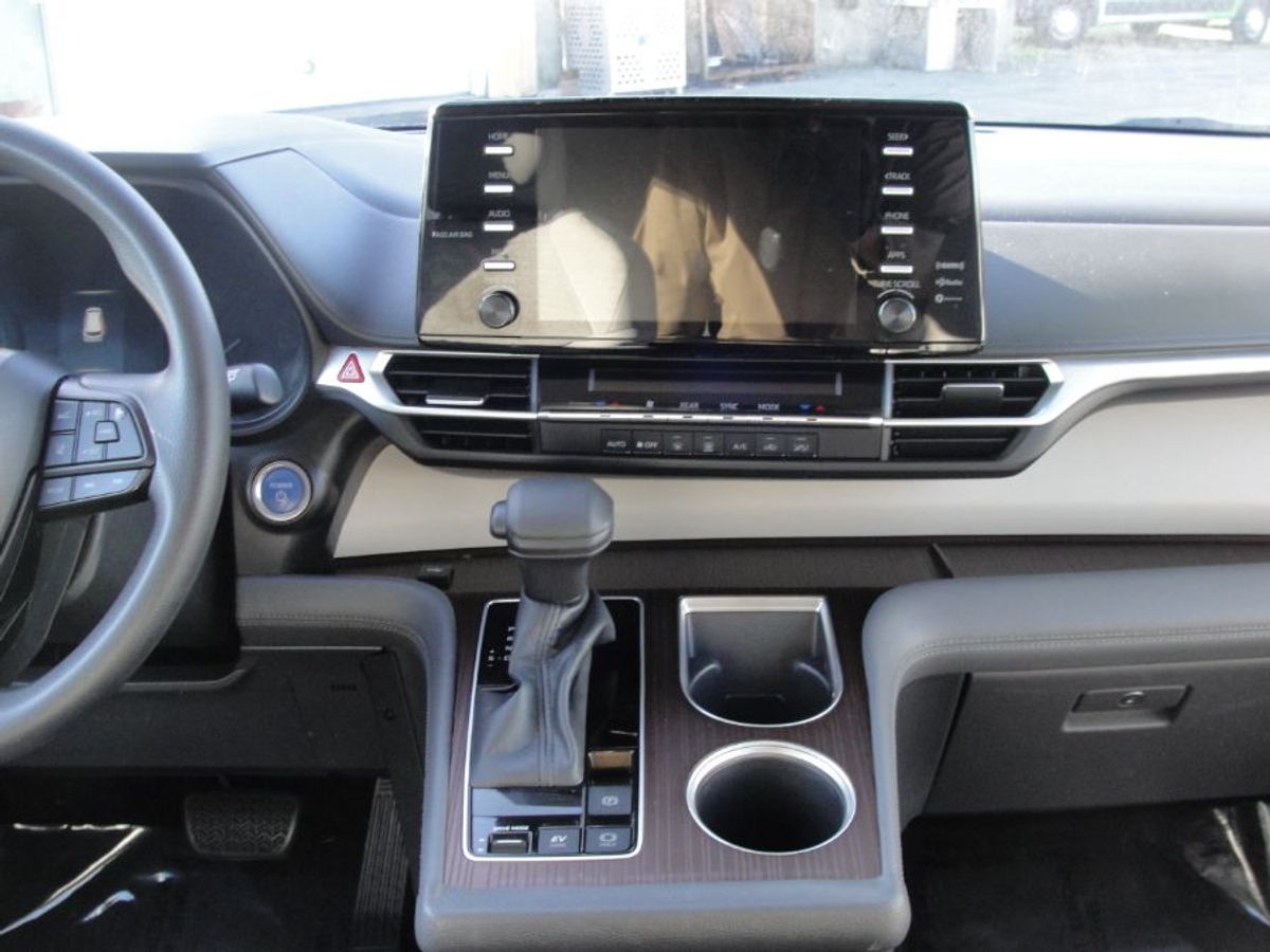 White Toyota Sienna image number 9