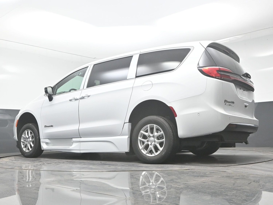 New 2025 Chrysler Pacifica Select Safety - BraunAbility Side Entry Entry In Floor Automatic Ramp