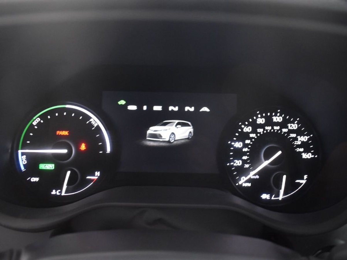 Grey Toyota Sienna image number 9