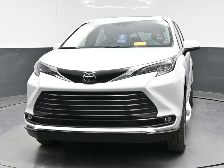 White Toyota Sienna image number 10