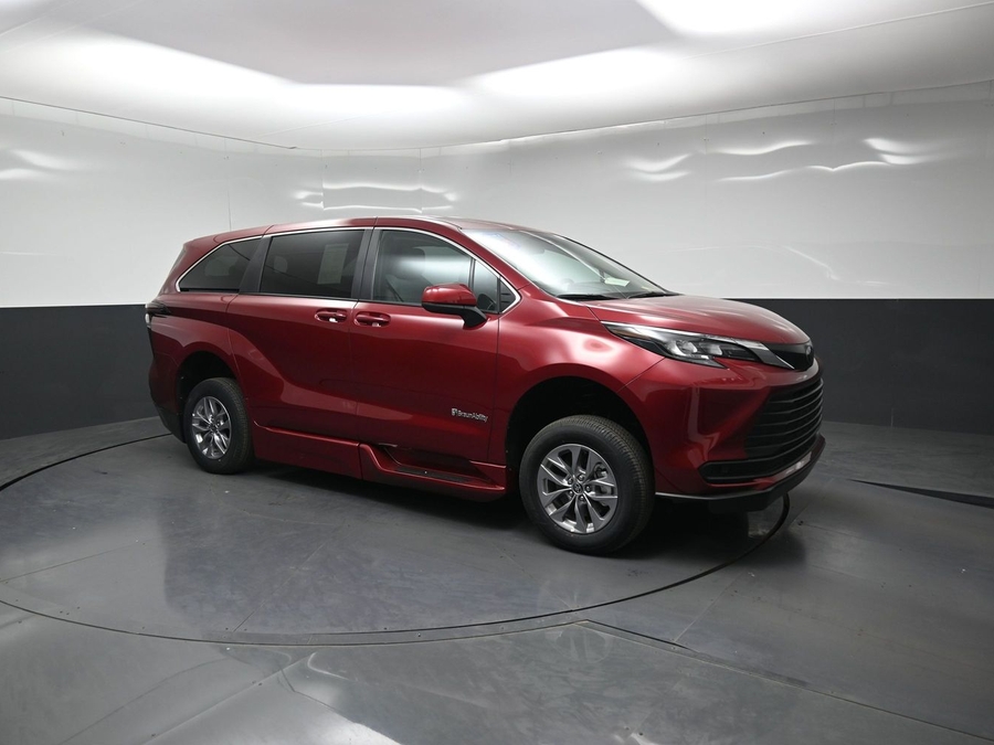 New 2026 Toyota Sienna Hybrid LE - BraunAbility Side Entry Fold Out Automatic Ramp