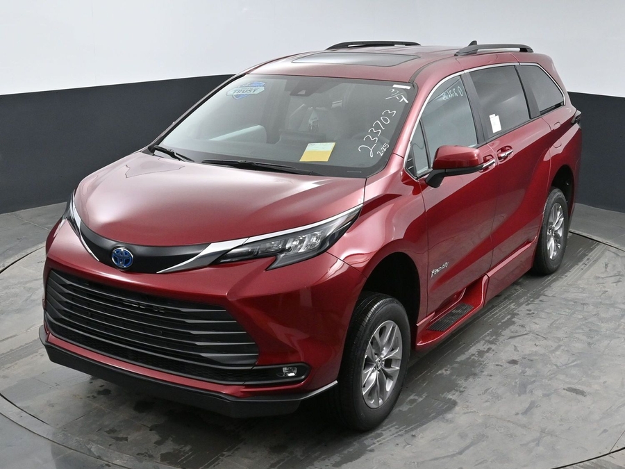 New 2025 Toyota Sienna Hybrid XLE Plus - BraunAbility Side Entry Entry Fold Out Automatic Ramp