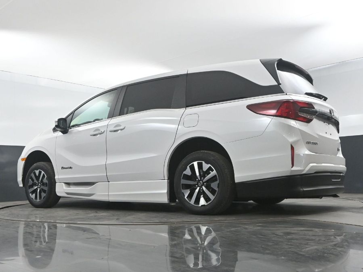 White Honda Odyssey image number 20