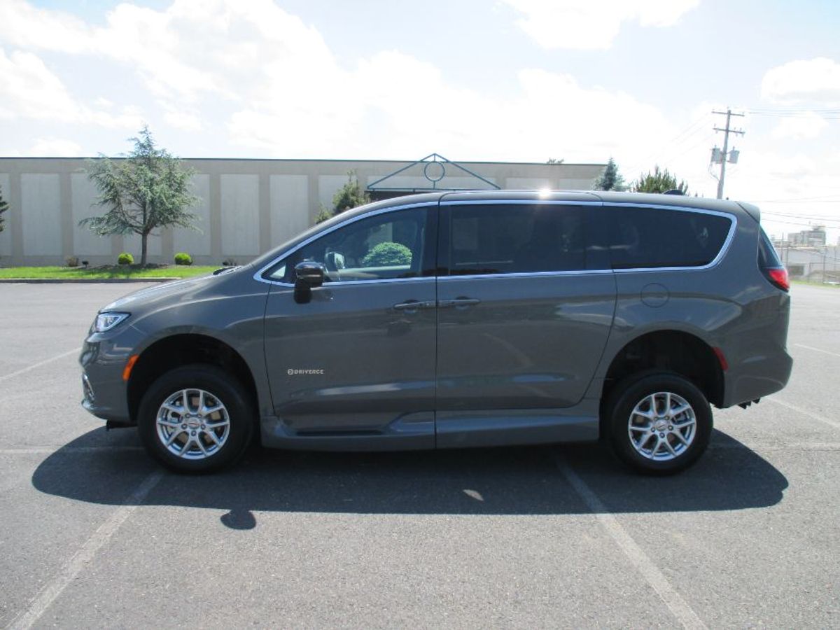 Grey Chrysler Pacifica image number 2