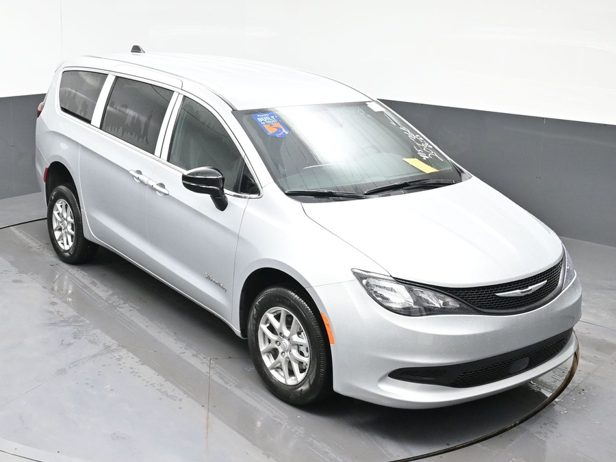 Silver Chrysler Voyager image number 25