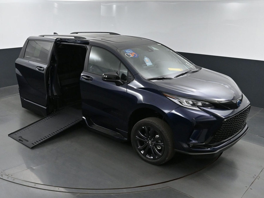 New 2025 Toyota Sienna Hybrid XSE Sport - BraunAbility Side Entry Entry In Floor Automatic Ramp