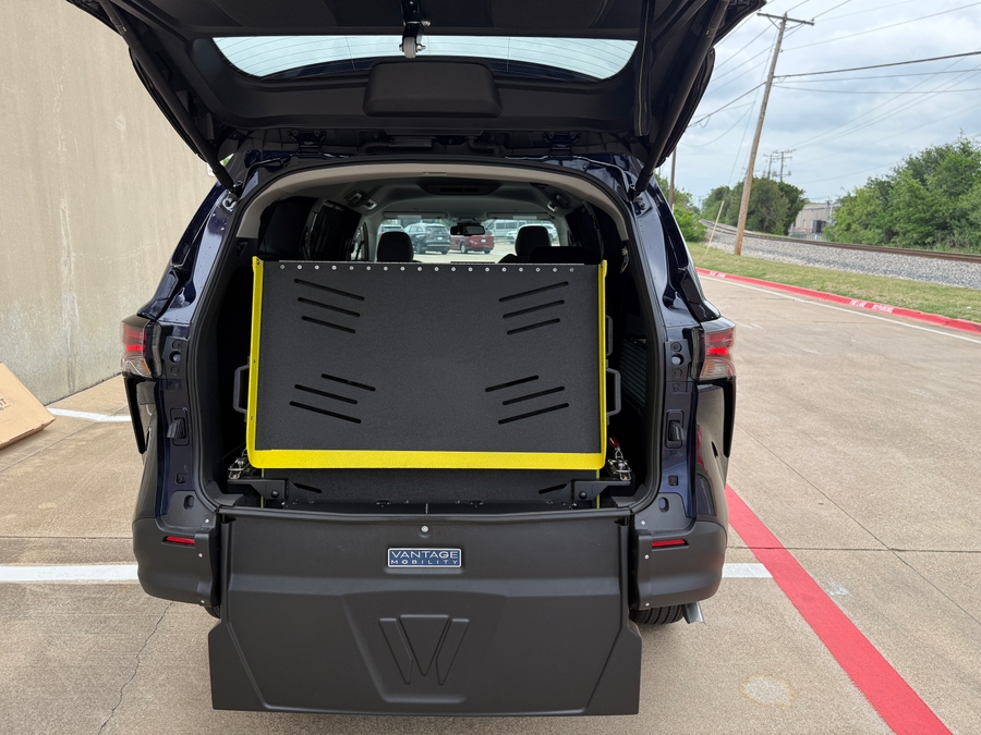 New 2026 Toyota Sienna Hybrid LE - Vantage Mobility Commercial Rear Entry Entry Fold Out Manual Ramp
