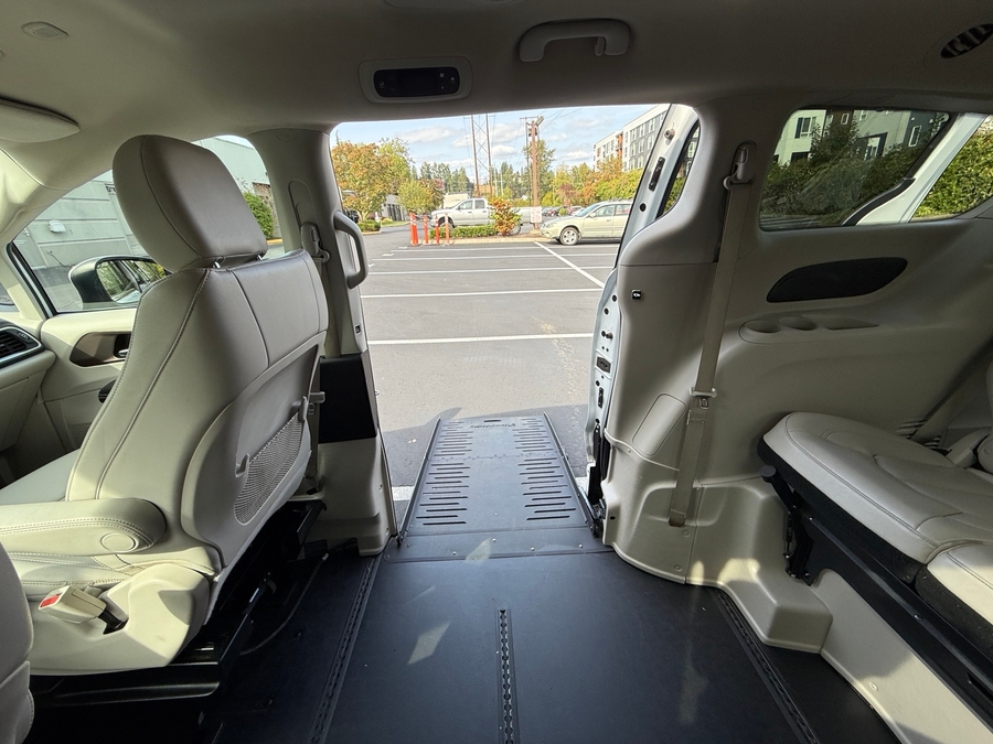 Used 2021 Chrysler Voyager LXi - BraunAbility Side Entry Fold Out Automatic Ramp