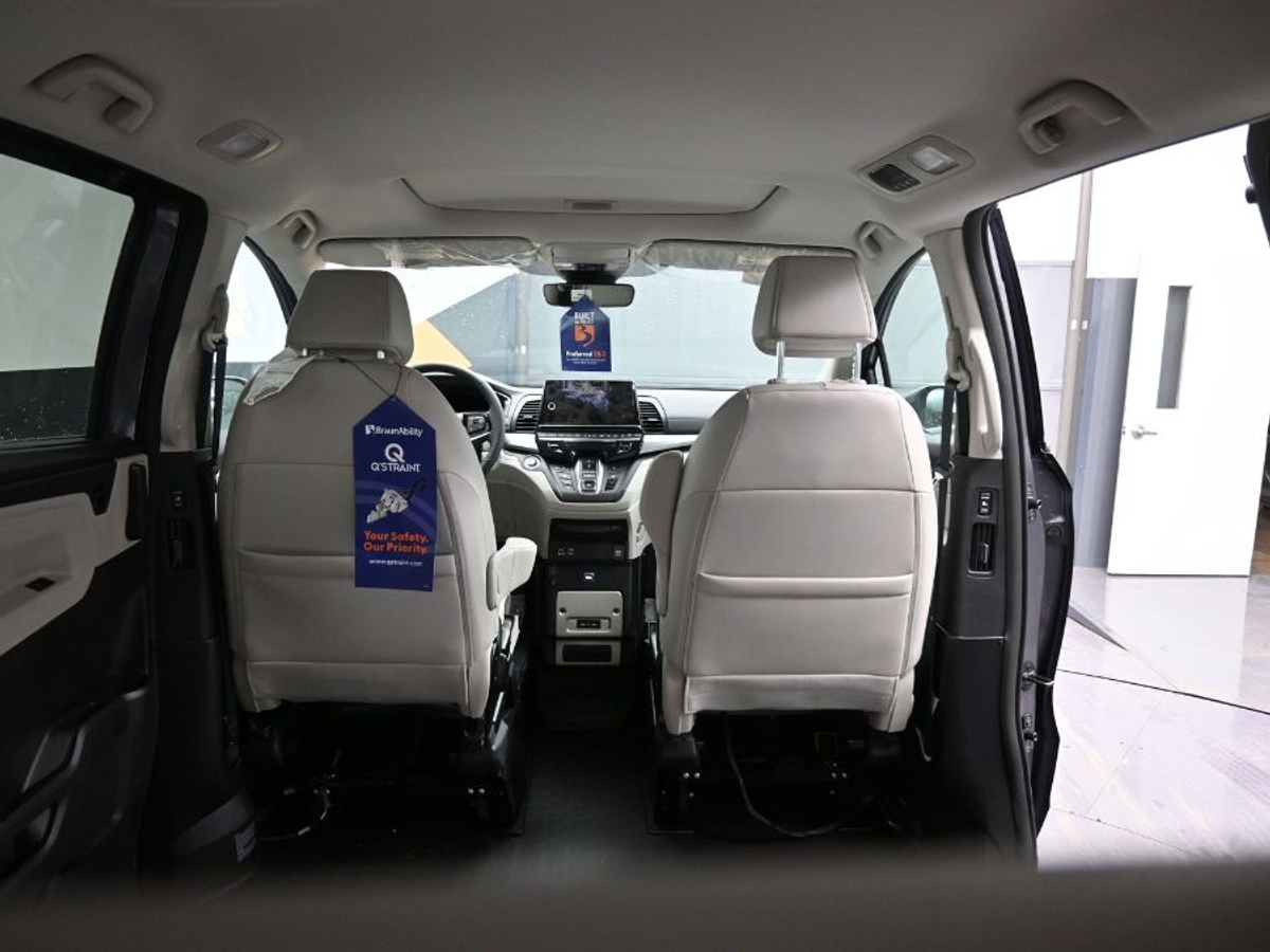 Grey Honda Odyssey image number 14