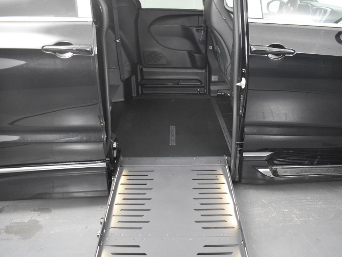 2025 CHRYSLER PACIFICA - Image 12