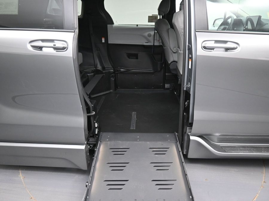 Grey Toyota Sienna image number 11