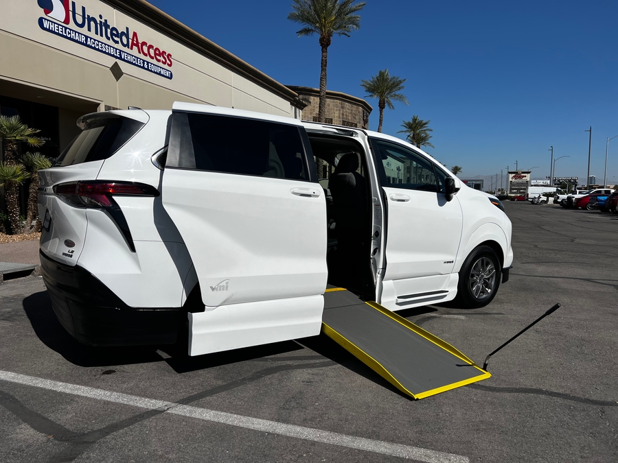 Used 2021 Toyota Sienna Hybrid LE - Vantage Mobility Commercial Side Entry Entry In Floor Manual Ramp