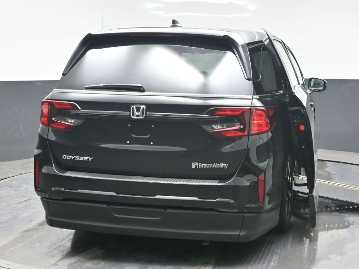 Black Honda Odyssey image number 6
