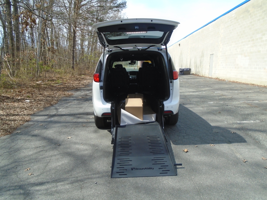 White Chrysler Voyager image number 1