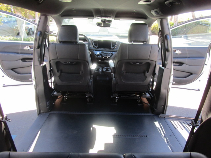 New 2025 Chrysler Pacifica Select Safety - BraunAbility Side Entry Entry Fold Out Automatic Ramp